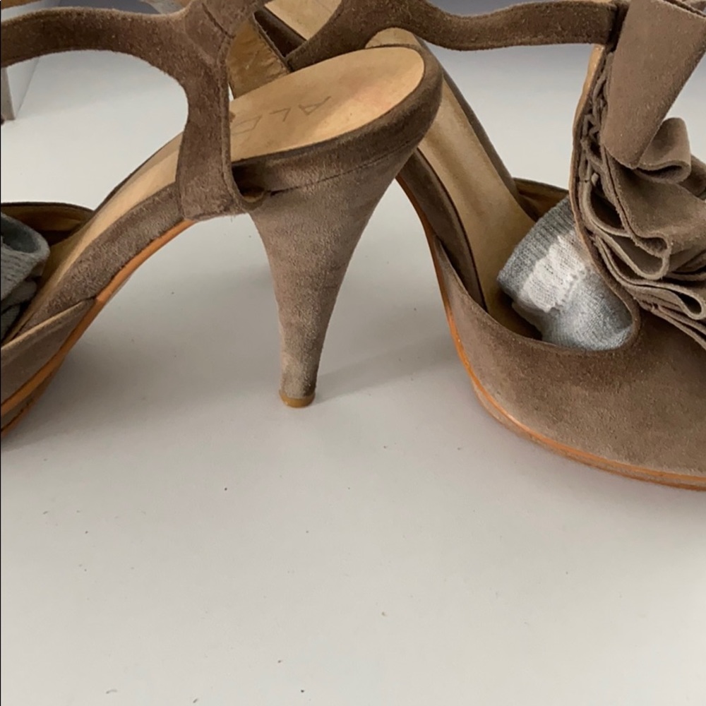 Aldo Ruffled Heels - Picture 3 of 8